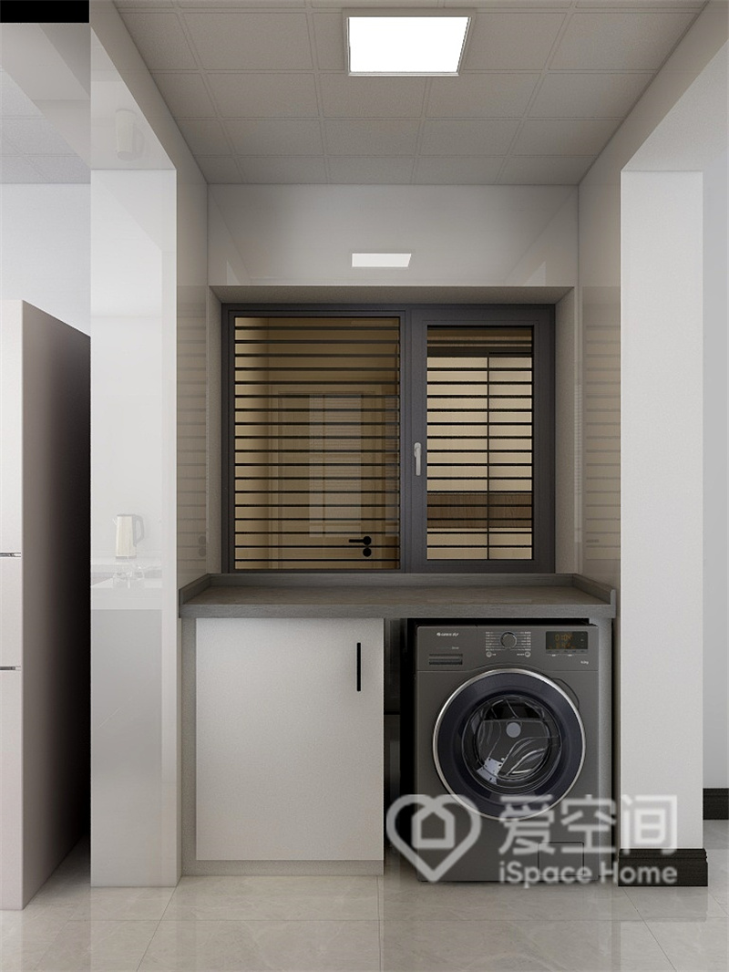 洗衣柜营造出次序感，白色柜面为空间增添了一些整洁感，洗衣机嵌入式设计，保持了空间的干净与整洁。