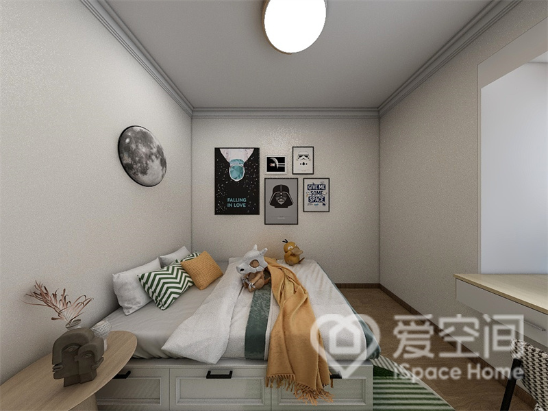 次卧布置了榻榻米，装饰画带来文艺范儿，精心布置软装具有色彩表现力，呈现出时尚的空间氛围。