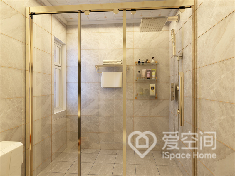 卫生间浴室金属线条简洁有力，中和了背景的冷感，淋浴室内设计了收纳架，方便摆放瓶瓶罐罐。