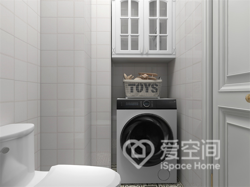 卫生间是用了白色方砖为背景，收纳柜兼具美观性与实用性，洗衣机放置在此缩短了生活动线。