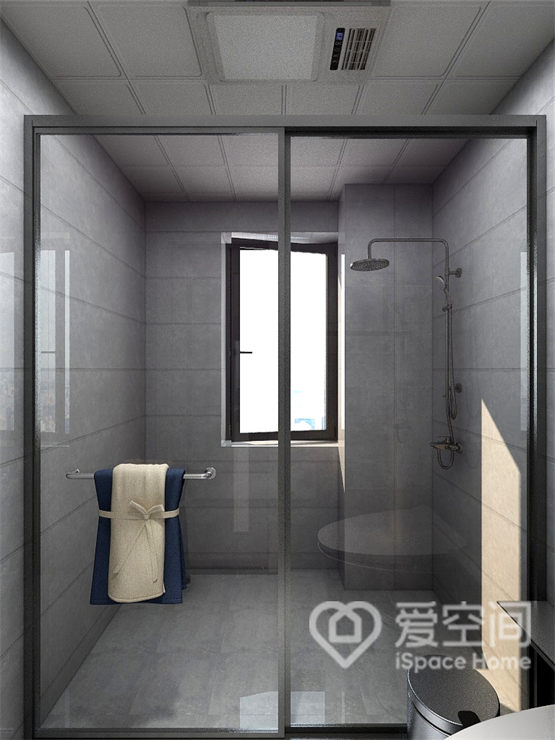 灰白色砖面带来淡淡的清新气息，干湿分离采用玻璃材质，不影响采光的同时，又提升了空间的明亮感。