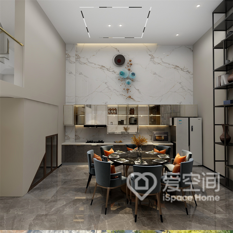 餐厅的私密感很强，蓝色餐椅和橘色抱枕保持了用餐空间的时尚感和年轻感。