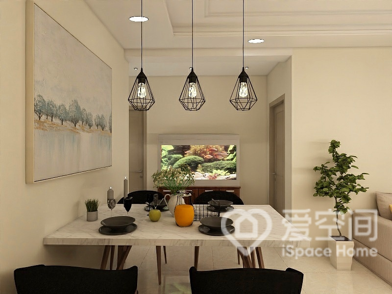 餐桌上方安装了灯具，用餐的美感以及照明需求都可以满足。
