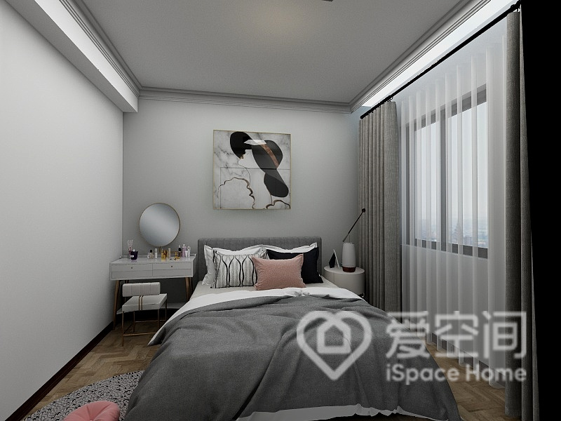主卧采用灰白色为背景，静谧惬意，搭配深灰色床品，呈现出舒适克制的格调。