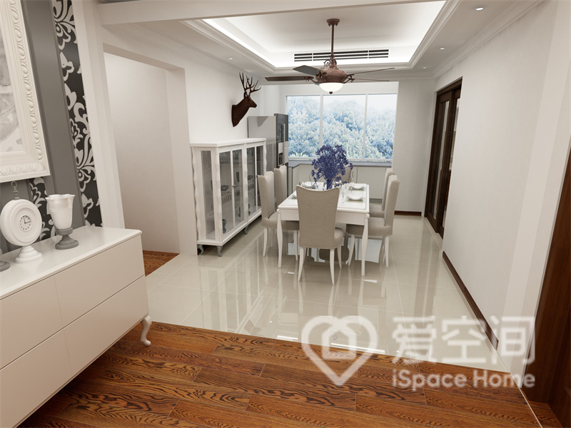 餐厅空间采用米色为主色调，搭配餐边柜和艺术装饰，塑造出高级感。