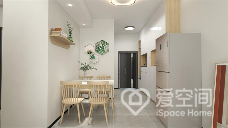 餐桌椅造型简单，原木色调缓解了空间的冷淡感，使用餐空间更为柔和。