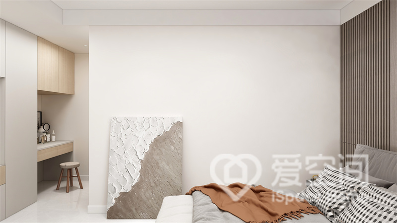次卧中依旧延续了米色调的使用，加以装饰画和床品点缀，营造出温馨舒适的空间氛围。