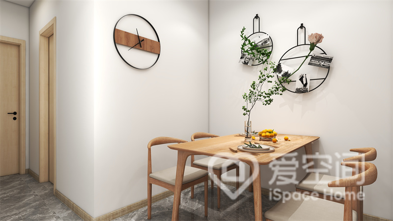 餐厅的私密度不错，设计师采用原木餐桌椅相互搭配，显露出休闲气息。