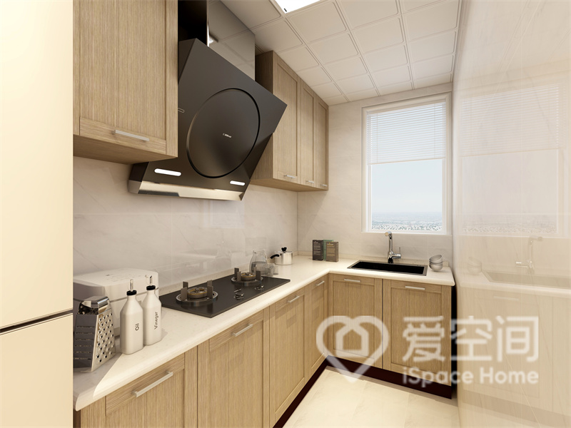 厨房空间层次感强，定制橱柜保障了明亮的采光，也提供了温馨感。