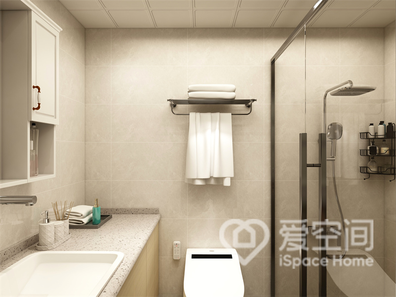 卫浴空间材质碰撞形成冷暖互补，方寸之间，彰显出现代都市格调。