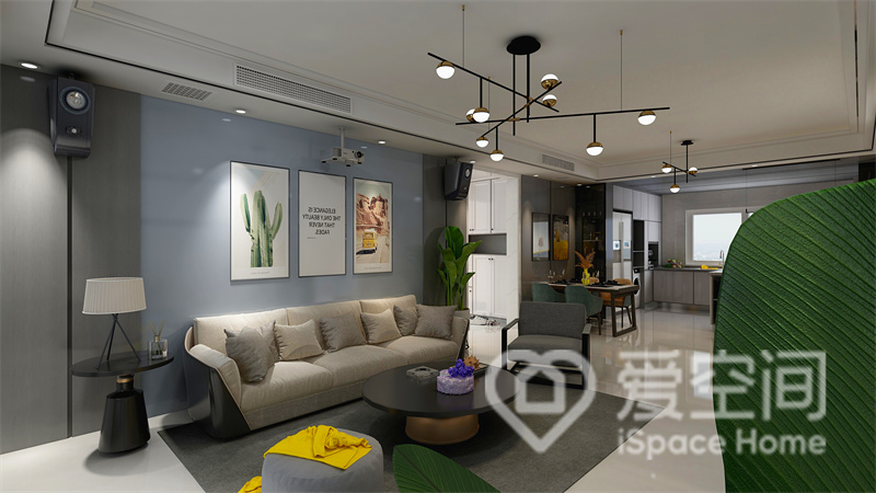 浅蓝色背景下搭配米白色布艺沙发，吊灯与筒灯相互映衬，光感得以平衡。