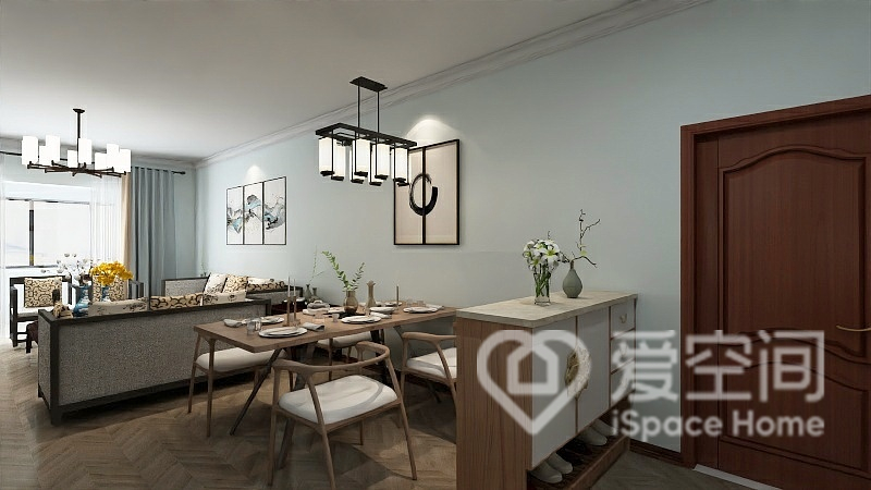 餐厅的设计私密性比较强，既具备基本的用餐功能，也满足了视觉的延伸感。