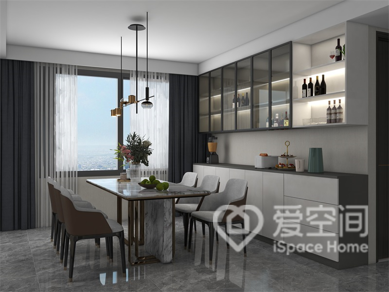 一进餐厅就感受到空间环境带来的大气感，家具造型流畅，营造出休闲舒适的用餐氛围。