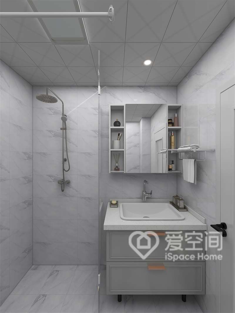 卫浴间墙面和地面都铺贴了白色大理石砖面，并采用玻璃进行了干湿分离。