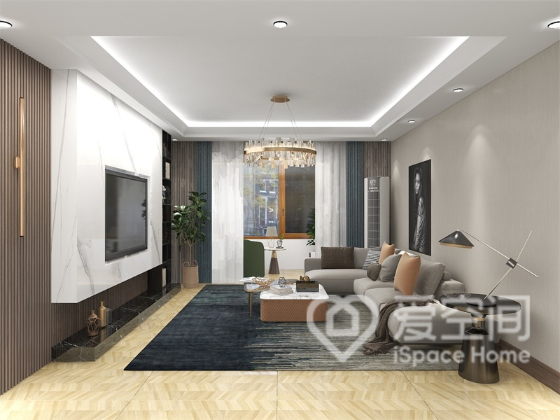 设计师采用白色大理石与木材的对比，来创造电视墙的造型，增加了空间的时尚感。
