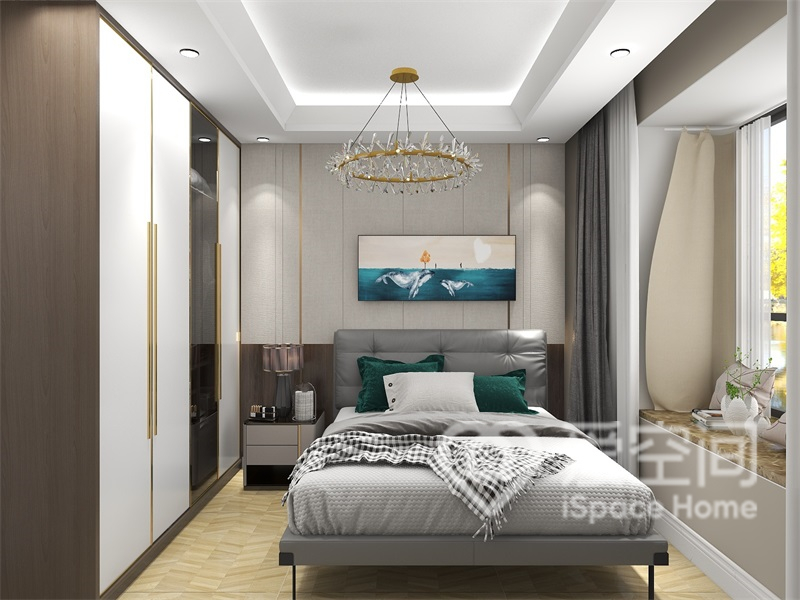 主卧家具采用现代造型，墙壁为护墙板设计，配以装饰画和灯具，彰显出温馨感。