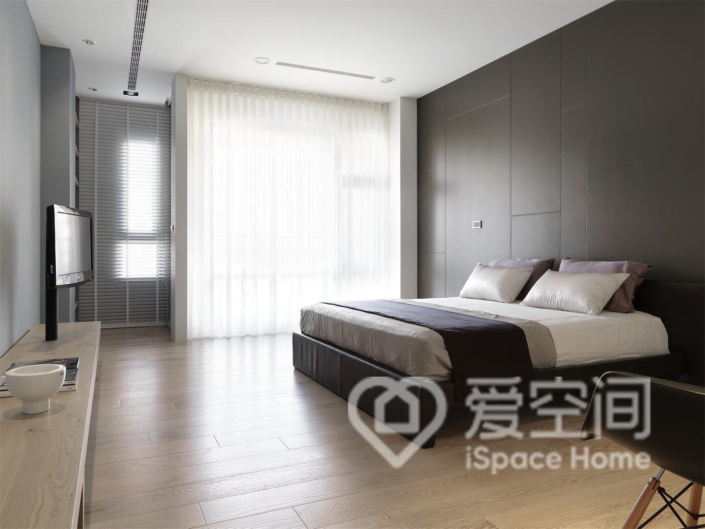 设计师用简洁的设计手法来对次卧空间进行塑造，带来独一无二的设计质感。