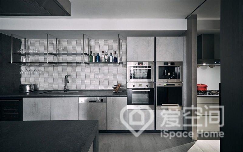 厨房气质纯净优雅、简洁迷人，流畅的动线让整个烹饪氛围变得轻松惬意。