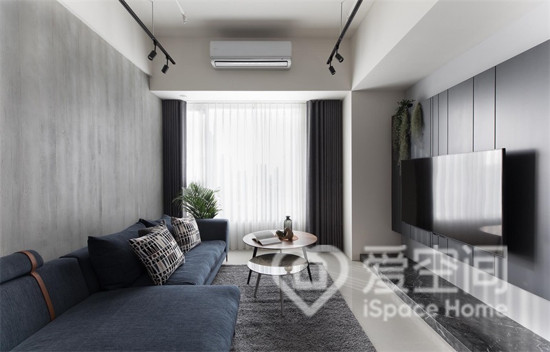 窗帘部分打造出微妙的光影质感，客厅搭配简单家具，立刻变得开阔明清起来。