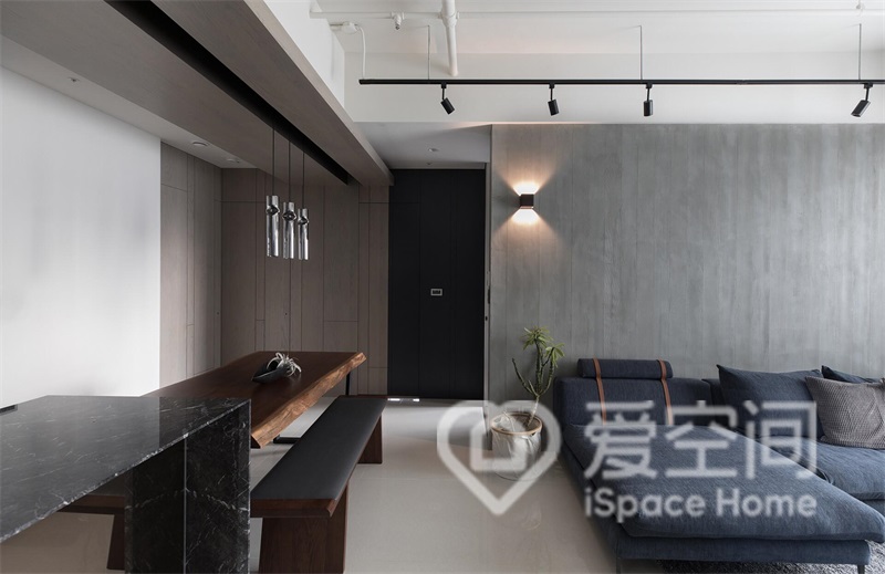 餐厅的设计鲜明独特，餐桌以木材为主要的材质，体现出业主的生活品质。