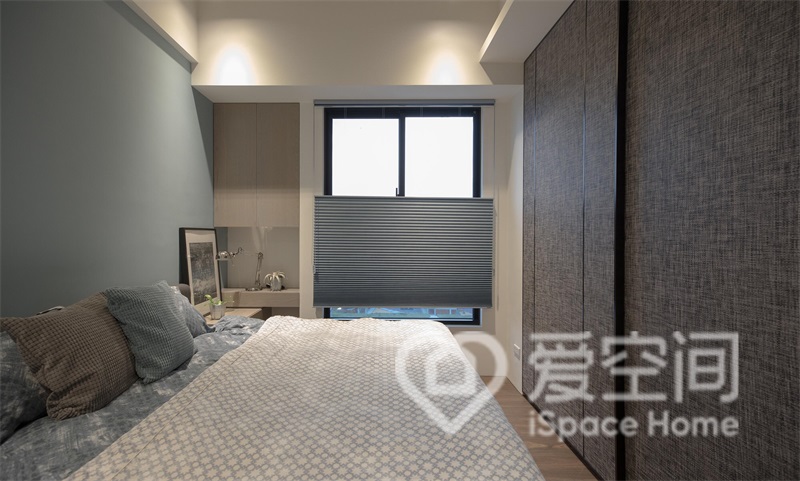 主卧采用灰色和咖色来塑造，配以灯光的烘托，营造出素雅静谧的氛围。