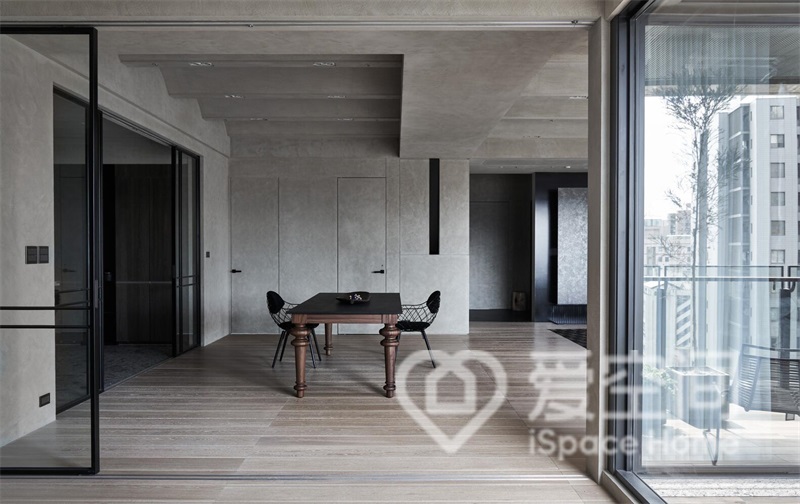 餐厅空间以咖色和原木色为主，餐桌椅造型简洁，打造出舒适简约的用餐环境。