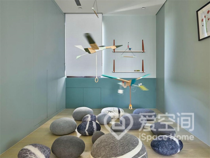 儿童娱乐空间使用温馨的蓝色作为背景，室内软装元素诠释了空间的童趣品味。