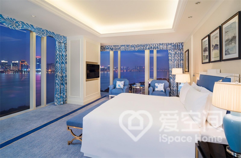 儿童房夜景非常棒，简约的蓝白撞色，令空间温雅舒适又不乏活泼感。