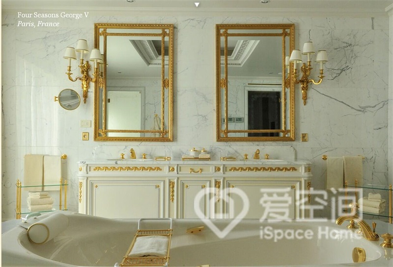 浅色调的卫浴空间中，加入大量金属元素装饰，透露出一丝高雅与精致。