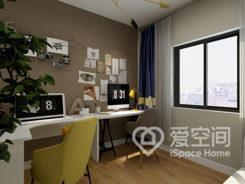 书房摆放了两个电脑桌，满足了两个人同时办公的需要。绿色植物的放置，则使得书房内部的环境舒适自然。