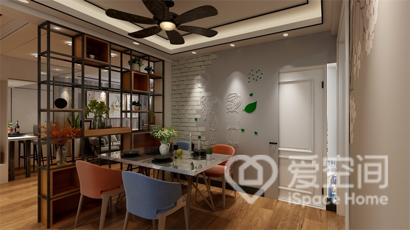 餐厅增置了收纳隔断，空间配色以低调素雅为主，蓝橘色餐椅带来时尚观感。