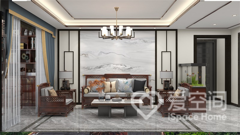 客厅背景墙使用水墨画装点，搭配中式沙发、茶几和灯具，呈现出人文雅趣。