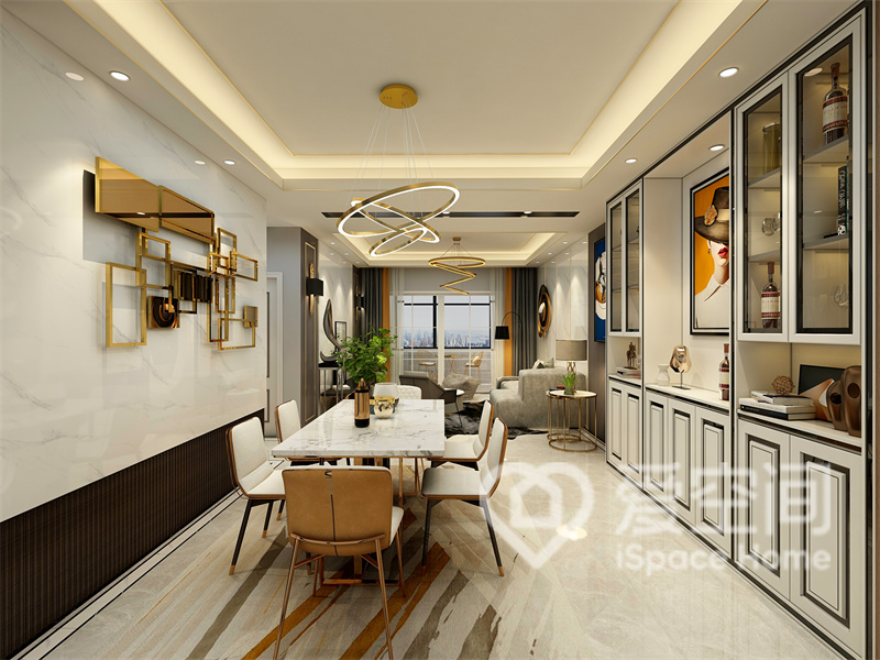 餐厅私密性较好，餐桌椅简约时尚，金属元素丰富了空间层次，灯具的烘托恰到好处。