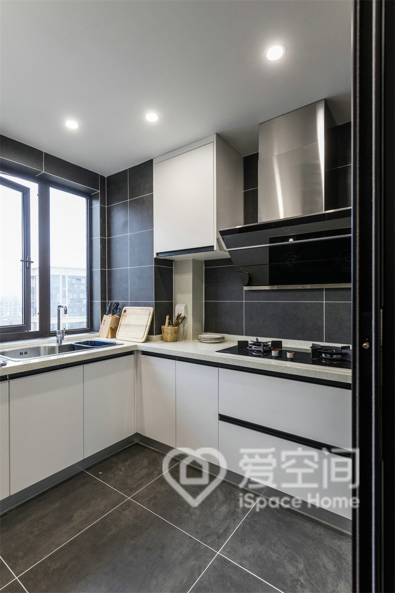 厨房配色优雅，白色橱柜装饰搭配黑色线条元素，令空间显得淡雅而静气。