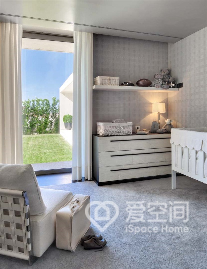 次卧空间秩序与质感兼具，角落空间做了柜面设计，提升了空间利用。