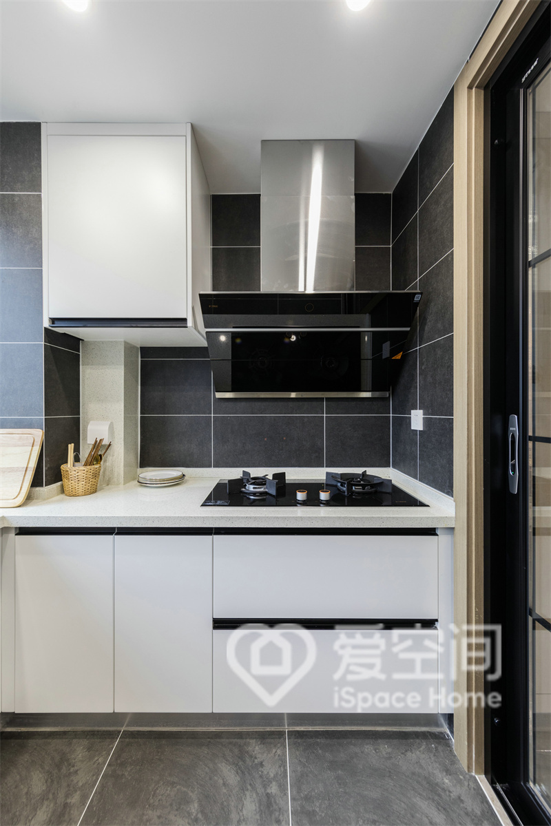 床地面满铺灰色砖面，与背景墙相互呼应，使厨房变得十分明亮而有富有质感。