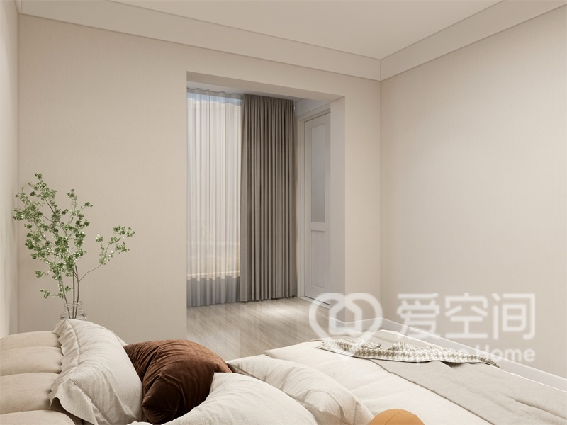 卧室的私密感很不错，搭配小阳台的设计，使卧室看起来简约又舒适。