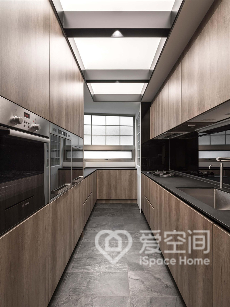 木质材质的装饰展示出了强烈的现代感，体现出厨房空间的大气和时尚。