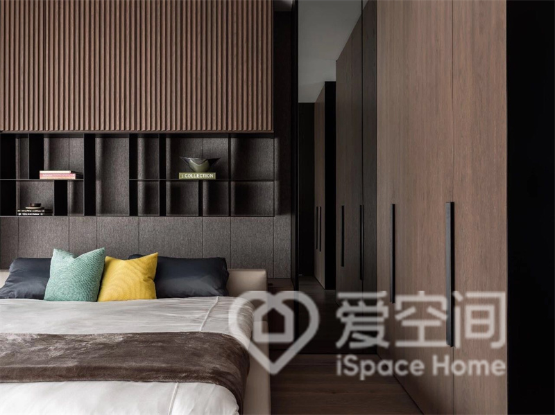 主卧背景设计层次分明，中部增设了收纳空间，搭配现代床品，空间舒适而雅致。