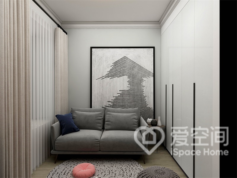 一个小的沙发以及铺设了一块可爱的地毯，让居住者在生活中有空闲的时间可以感受美好的生活，享受自己的休闲