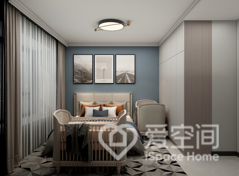 蓝色系背景与家具层次分明，搭配蓝黄色软装点缀，对比色在空间中的碰撞，呈现出低调内敛的空间氛围。