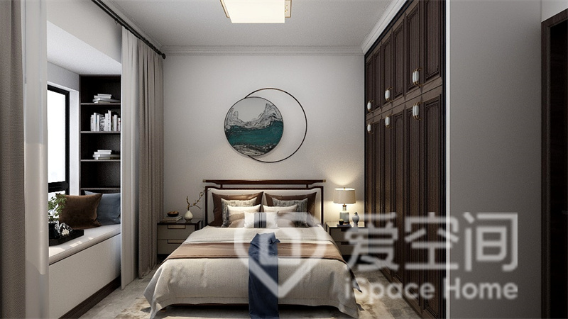 主卧空间中专门设计了飘窗，增加了休闲区，满足了空间的功能性，在色彩设计上，空间以白色为主，明亮雅致。