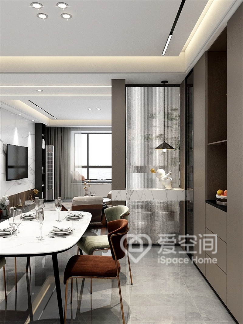 玻璃隔断既划分了餐厅与客厅，又具有装饰美感，餐椅色彩鲜活浓郁，富有时尚感。