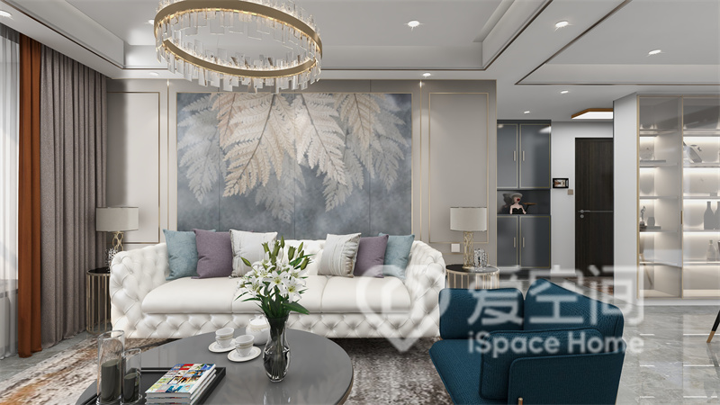 客厅背景墙以装饰画为主题，细腻的沙发搭配暖色抱枕，塑造出朴实气息。