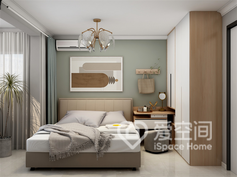 主卧使用浅绿色为背景，装饰画、灯具、定制衣柜等元素，都凸显了空间的温馨与质感。