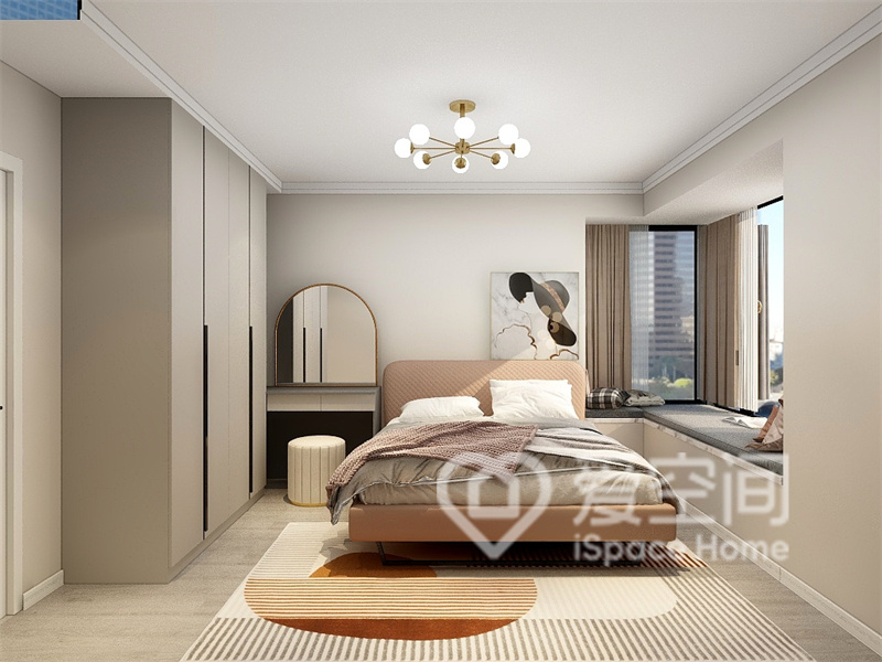 米白色背景墙与定制衣柜相互融合，让主卧空间更具整体感，艺术画提升了时尚格调。