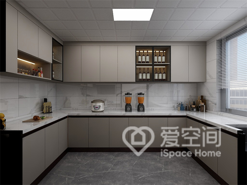 厨房的主色调是咖色，咖色橱柜搭配白色工作台，展现出一种优雅气质。