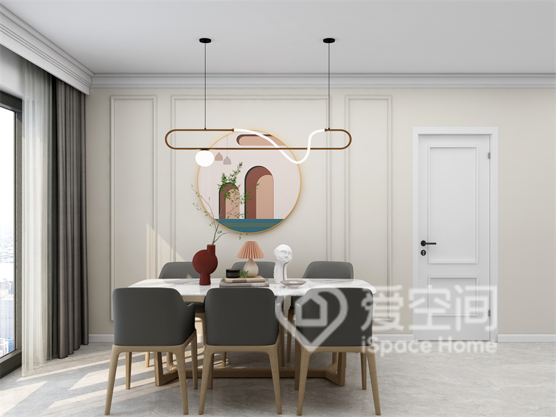 餐厅整体以米色调为主，灰白色餐桌椅的融入，令空间的视觉效果更加简约。