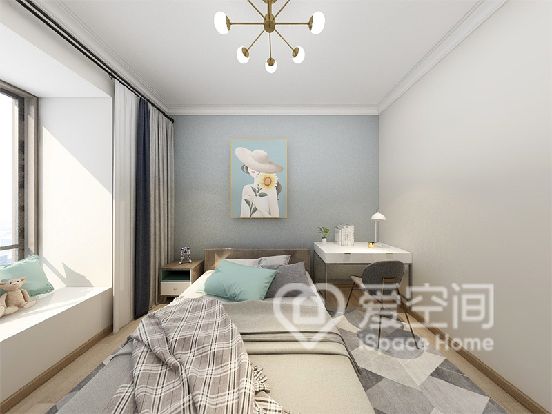 浅蓝色背景墙颇具北欧质感，配以暖色床品设计，营造出舒适的视觉氛围。