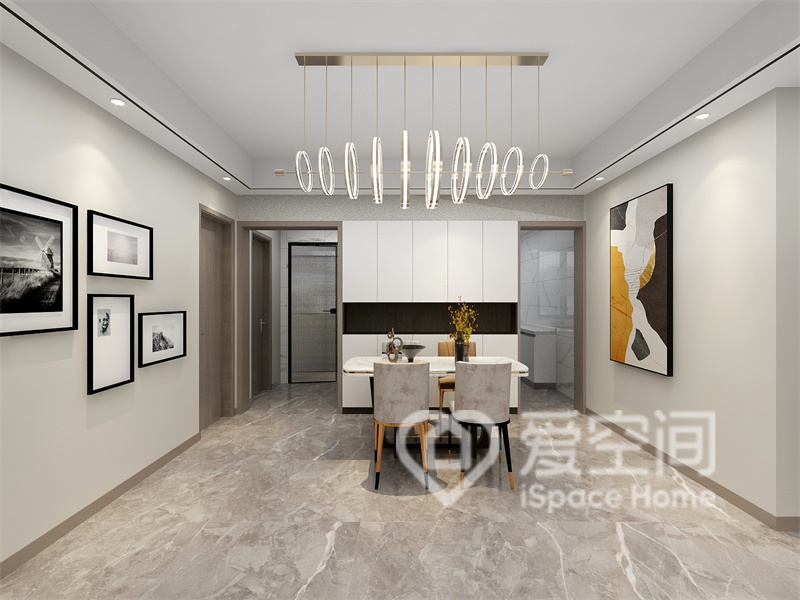 餐厅背景墙装饰了艺术画，在自然的空间中增加了文艺感，餐桌椅陈设有序。
